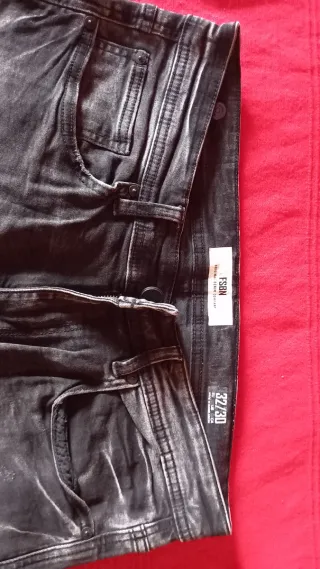 Pantalón vaquero chico negro desgastado