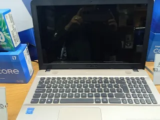 Ordenador ASUS beige y negro