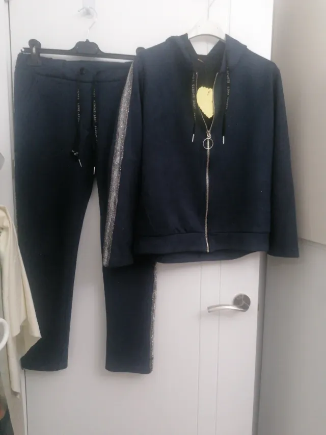 Chándal azul con detalles plateados