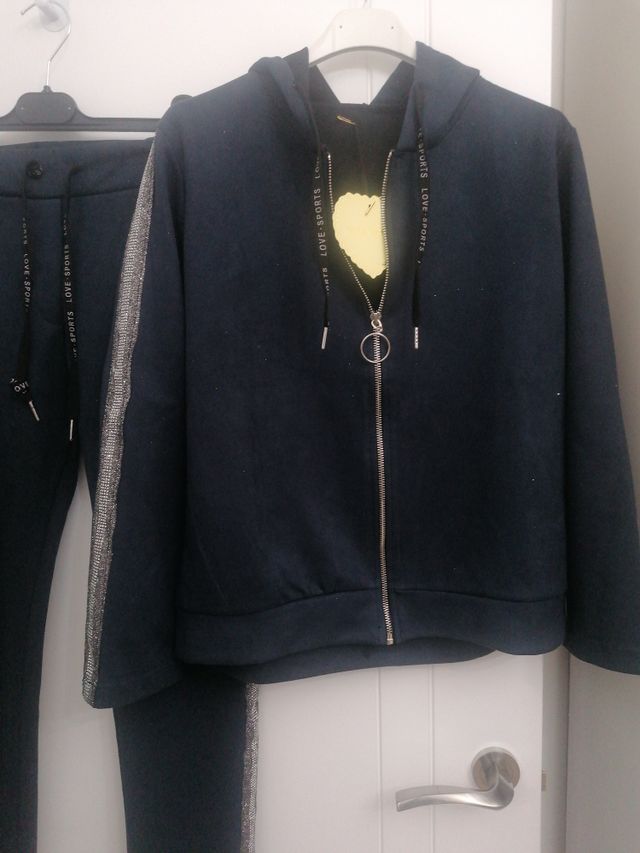 Chándal azul con detalles plateados