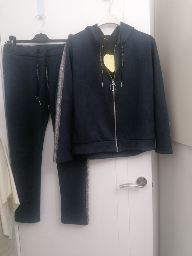 Chándal azul con detalles plateados