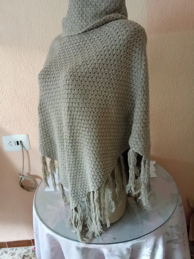 Chaleco de punto con cuello alto y flecos