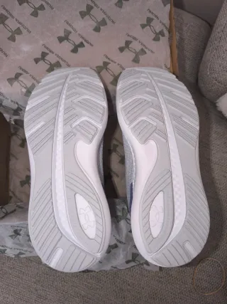 Zapatillas Under Armour Blancas y Moradas