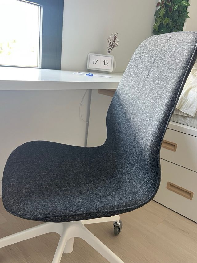 Silla de escritorio gris con ruedas