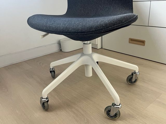 Silla de escritorio gris con ruedas