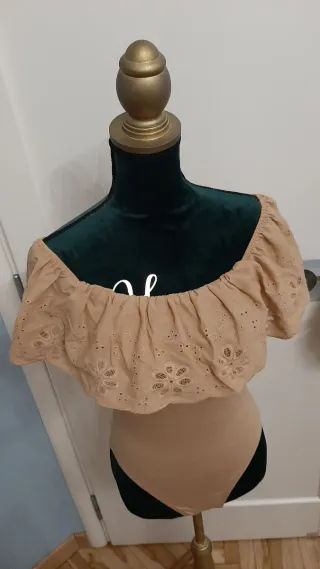 Body con scollo Bardot e volant