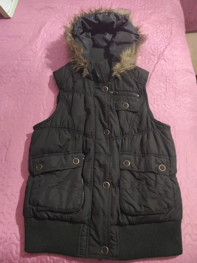 Chaleco impermeable con capucha y pelo