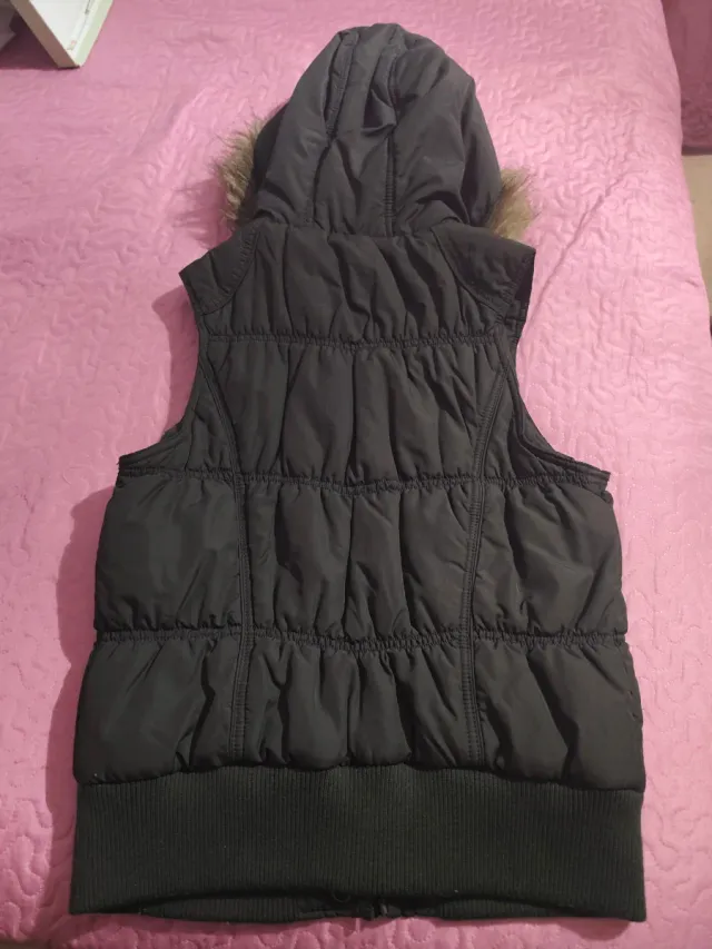 Chaleco impermeable con capucha y pelo