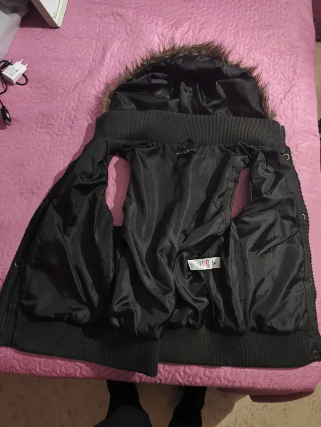 Chaleco impermeable con capucha y pelo