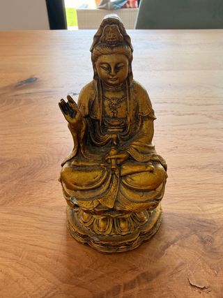Estatua de la Diosa Kwan Yin Dorada Sentada
