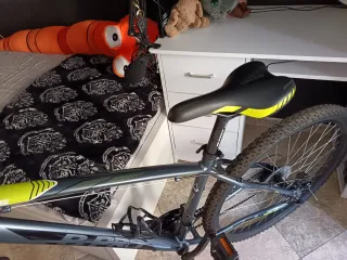 Bicicleta de montaña gris