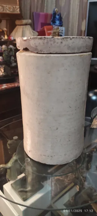 Vaso antico smaltato crema con coperchio