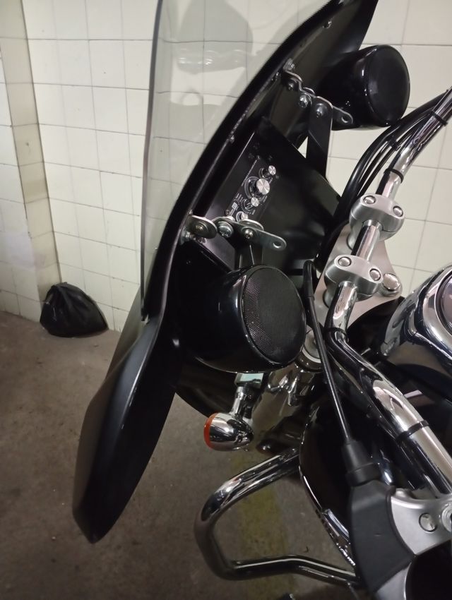 Batwing con altavoces y amplificador