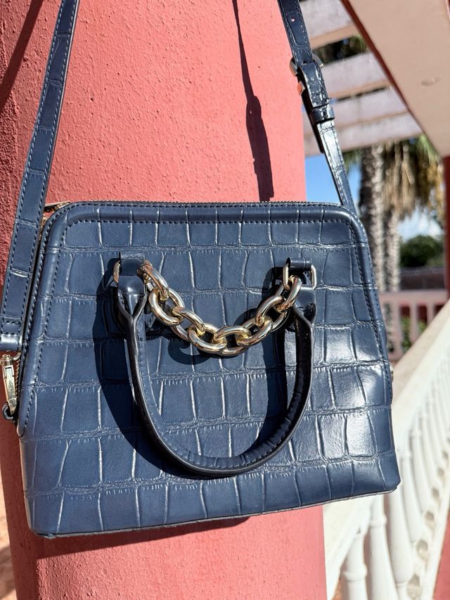 Bolso azul marino con cadena
