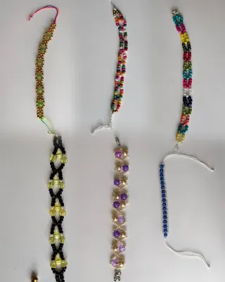 Pulsera artesanal dorada y verde