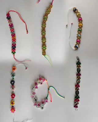 Pulsera artesanal dorada y verde