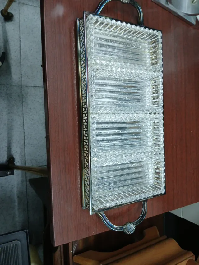 Bandeja de cristal con metal