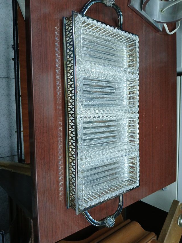 Bandeja de cristal con metal