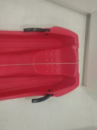 Trineo de nieve rojo