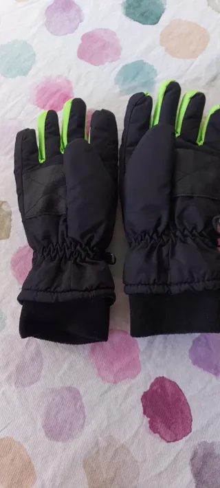 Guantes de invierno, negros y verdes.