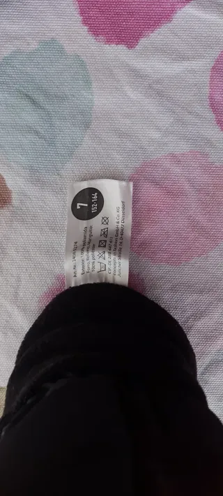 Guantes de invierno, negros y verdes.