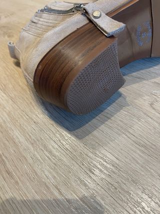 Botines beige ante con cremallera marca ALPE