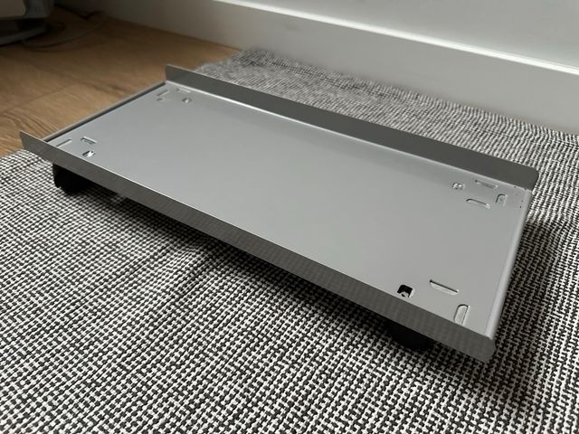 Base con ruedas para PC sobremesa.