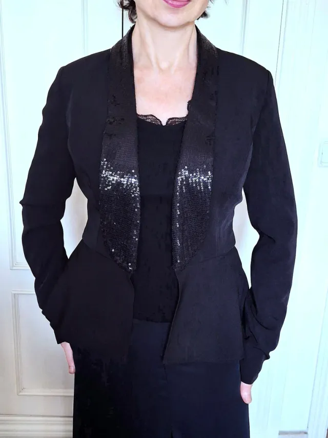 Elegante chaqueta negra con lentejuelas