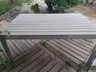 Mesa de exterior y sillas para restaurar