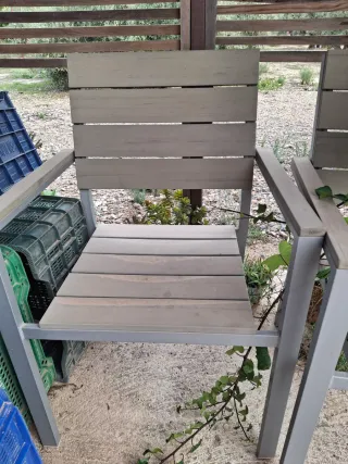 Mesa de exterior y sillas para restaurar