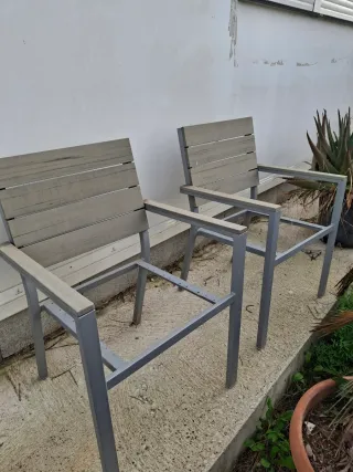 Mesa de exterior y sillas para restaurar