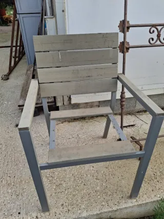 Mesa de exterior y sillas para restaurar