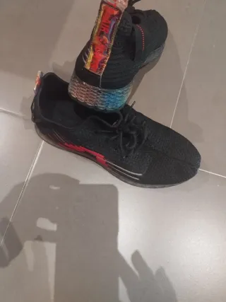 Scarpe sportive da uomo nere e rosse