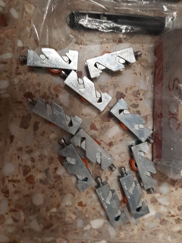 Ruedas y asas para ventanas correderas