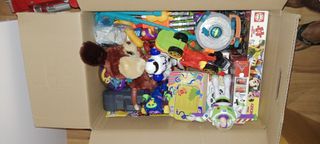 Caja de juguetes variados