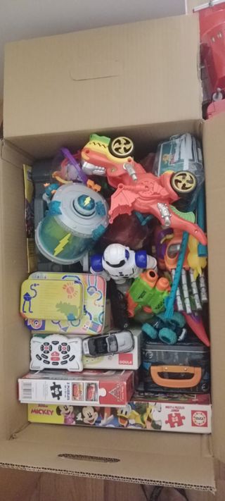 Caja de juguetes variados