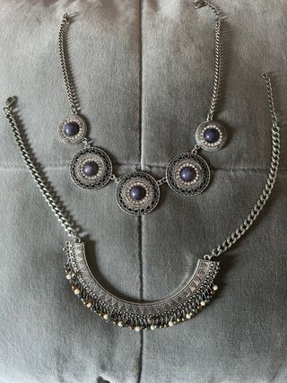 Collana di gioielli con cerchi blu 
