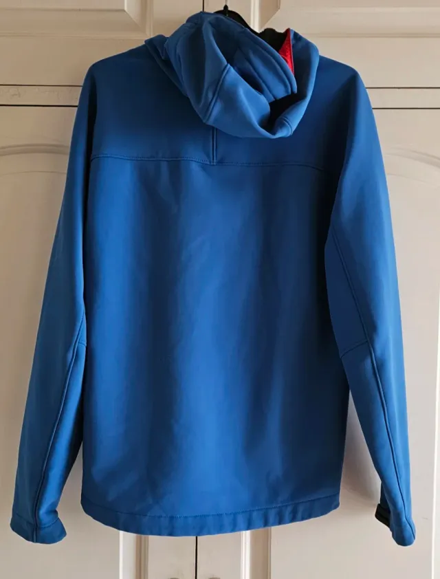 Chaqueta técnica Millet azul y roja