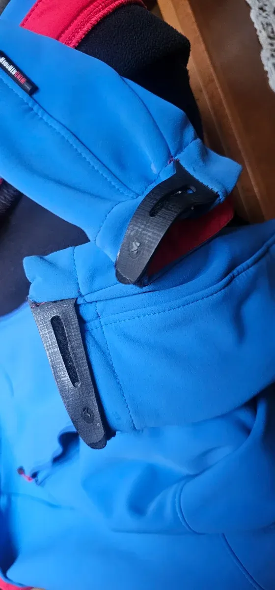 Chaqueta técnica Millet azul y roja