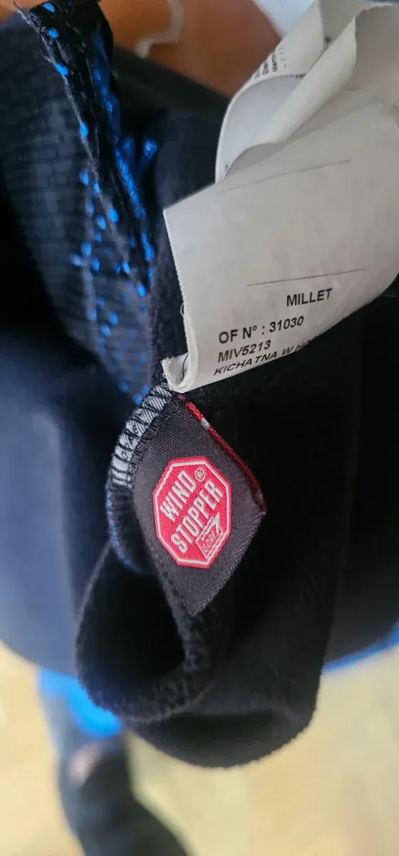 Chaqueta técnica Millet azul y roja