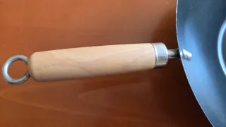 Wok in metallo con manici in legno