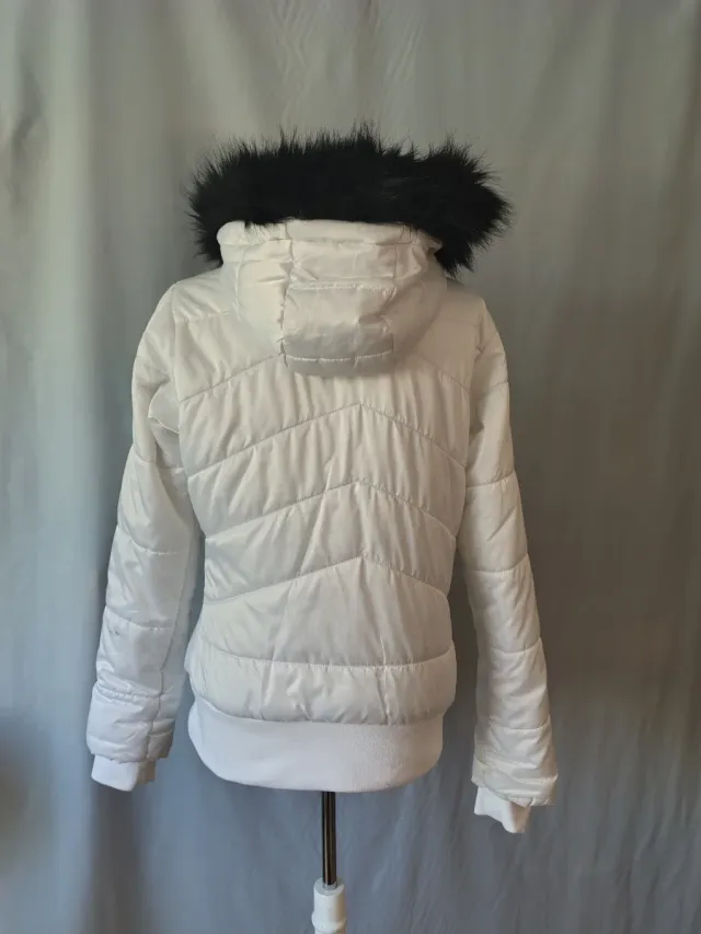 Chaqueta acolchada blanca con capucha