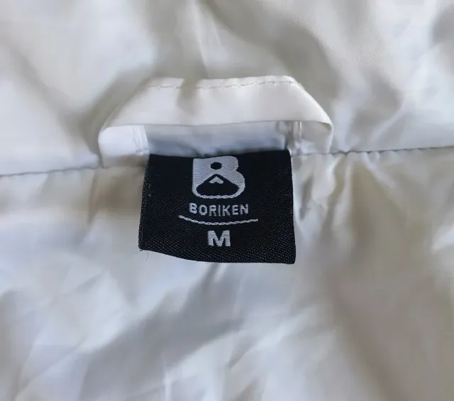 Chaqueta acolchada blanca con capucha