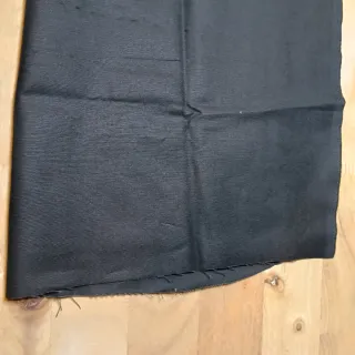 Retales de tela negro.