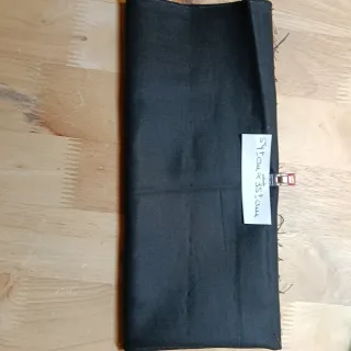 Retales de tela negro.