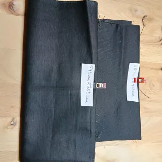 Retales de tela negro.