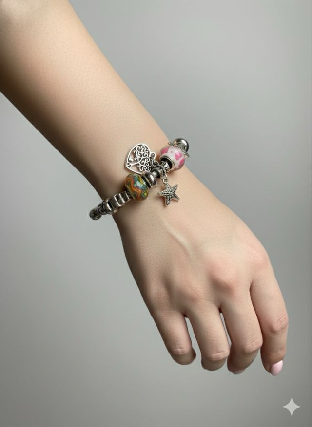 Bracciale rigido con charms