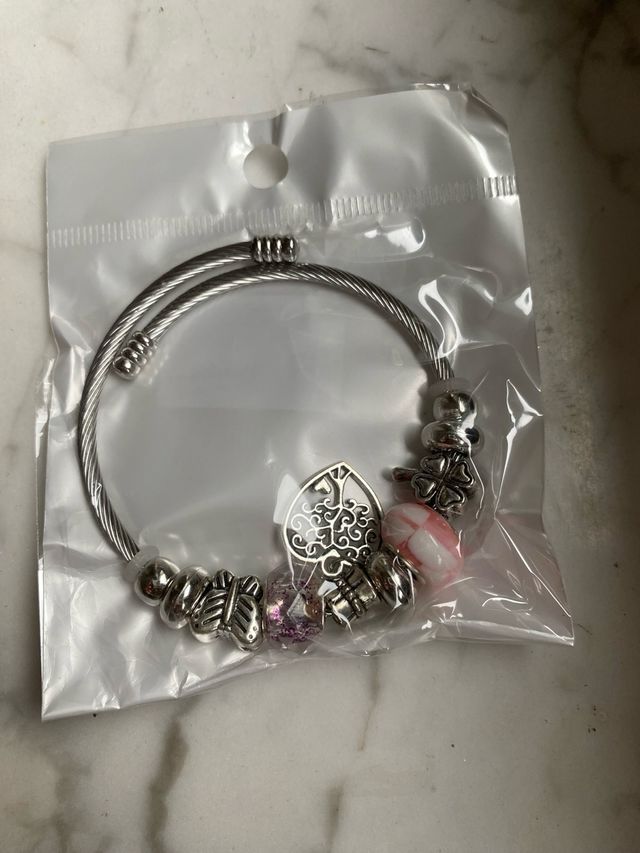 Bracciale rigido con charms