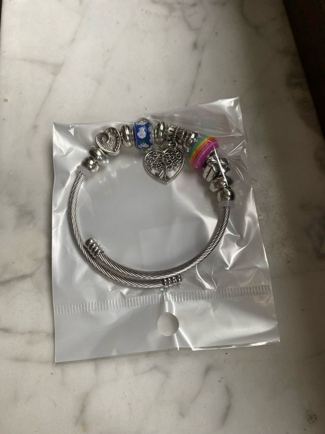 Bracciale rigido con charms