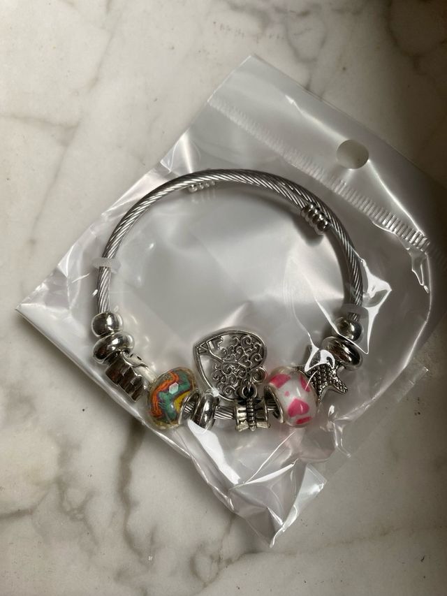 Bracciale rigido con charms